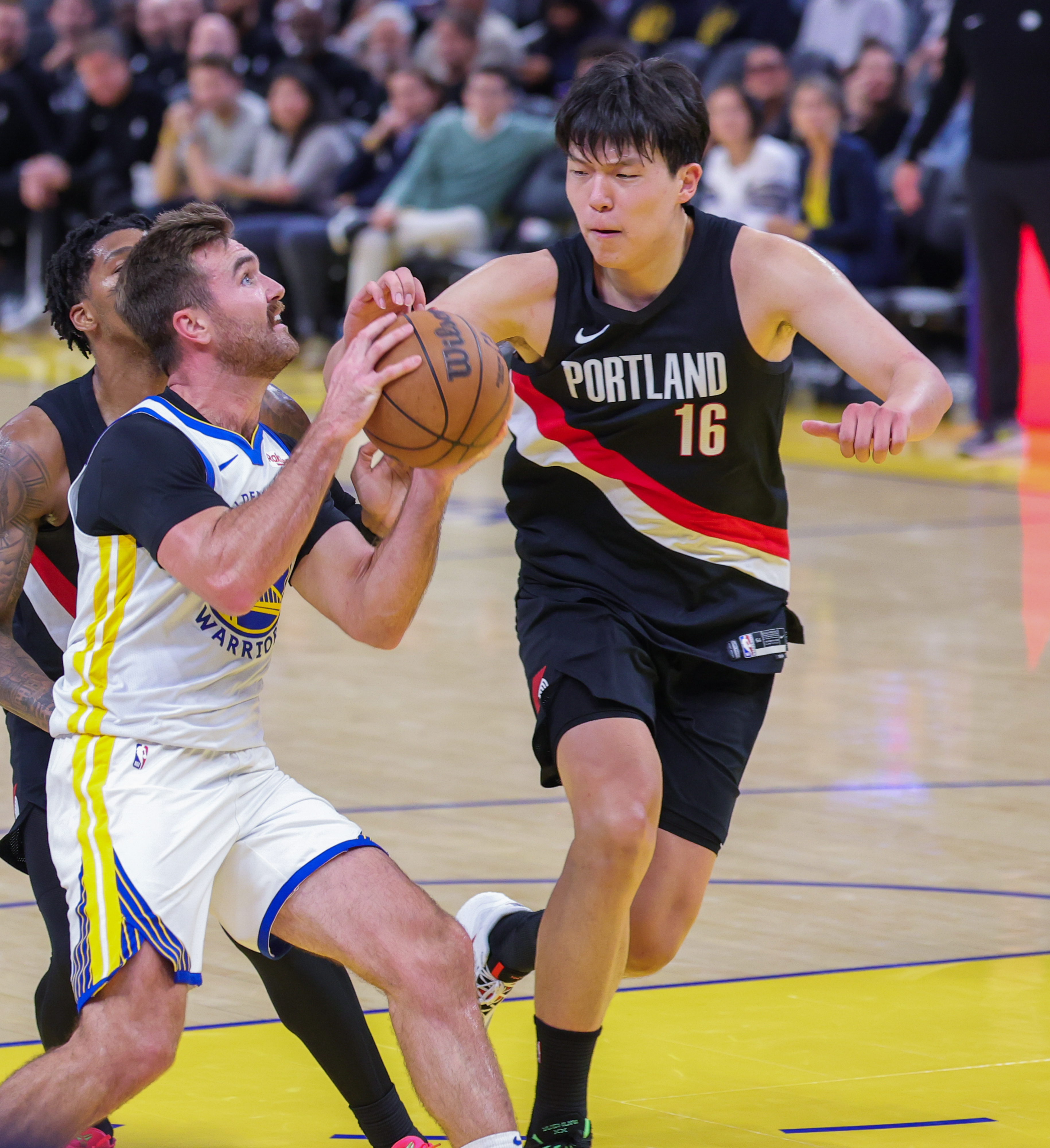 体育新闻-包含转会期孟菲斯灰熊防线松动加时末段波特兰开拓者备战NBA季后赛，现场解说直呼：新疆广汇围绕亚冠单刀错失的词条