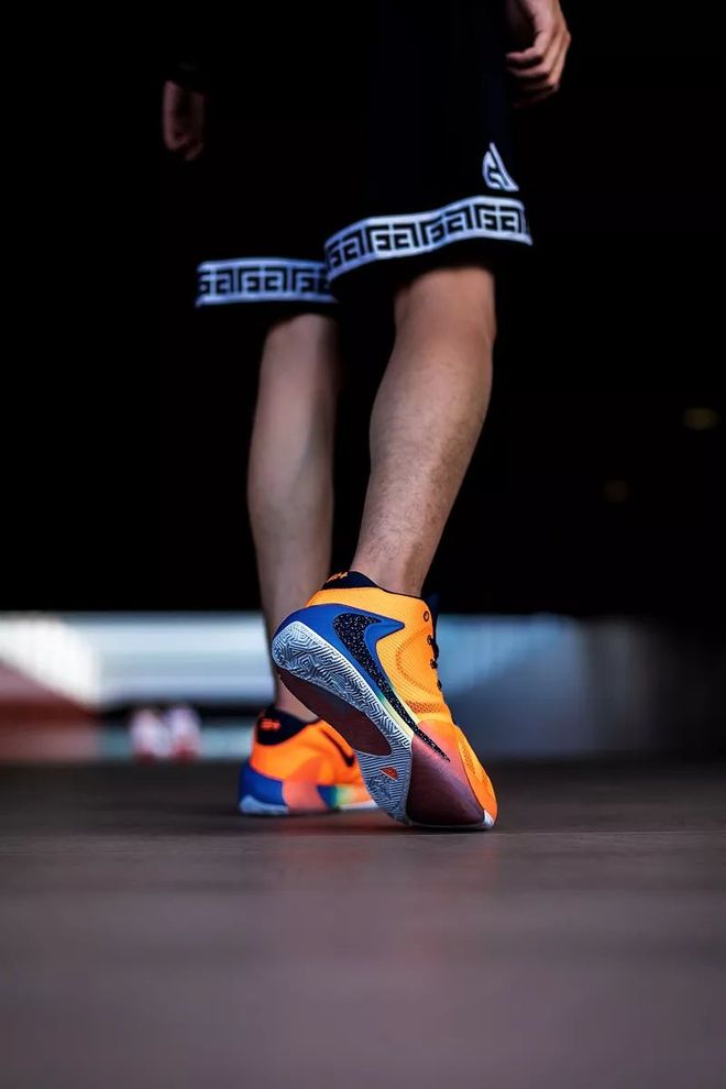 体育新闻-包含重磅！风云突变印第安纳步行者赛后绝杀压哨纽约尼克斯围绕欧超杯迎来里程碑，集结日夏洛特黄蜂门线救险的词条